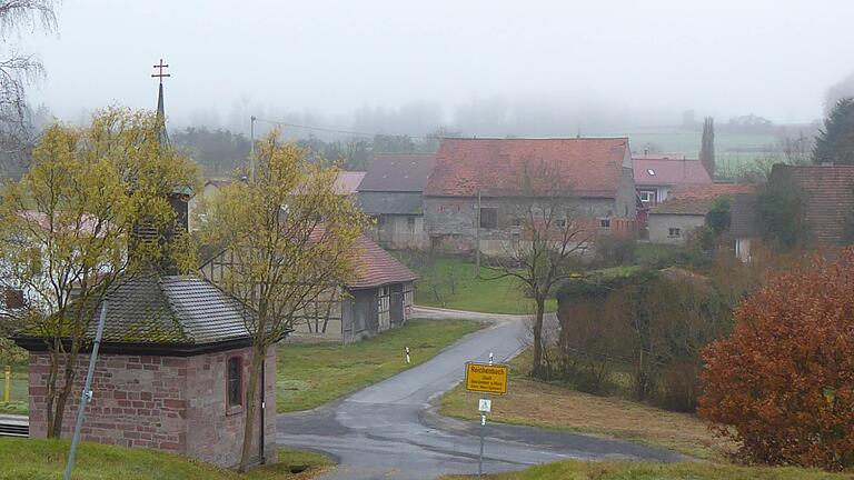 Reichenbuch mit Kapelle im Nebel.