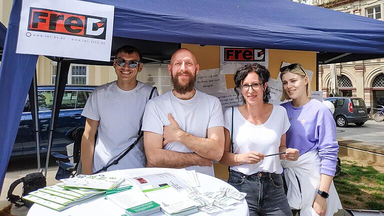 Ein Teil des Teams der Jugend- und Drogenberatung für Würzburg (von links): Johannes Wecker, Holger Faust, Caterina Valguarnera-Schmitt und Fabienne Breucker. Ein Teil des Teams der Jugend- und Drogenberatung für Würzburg (von links): Johannes Wecker, Holger Faust, Caterina Valguarnera-Schmitt und Fabienne Breucker.