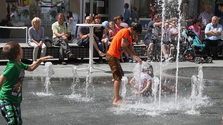 Geselliges Treffen mit Wasserspaß im Fontänenfeld: Am Freitag heißt es auf dem Mellrichstädter Marktplatz &bdquo;Sommer in der Stadt&ldquo;.