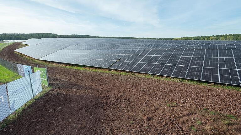 In Bundorf ging am Donnerstag Bayerns größter Solarpark mit Bürgerbeteiligung ans Netz. In Bundorf ging am Donnerstag Bayerns größter Solarpark mit Bürgerbeteiligung ans Netz.