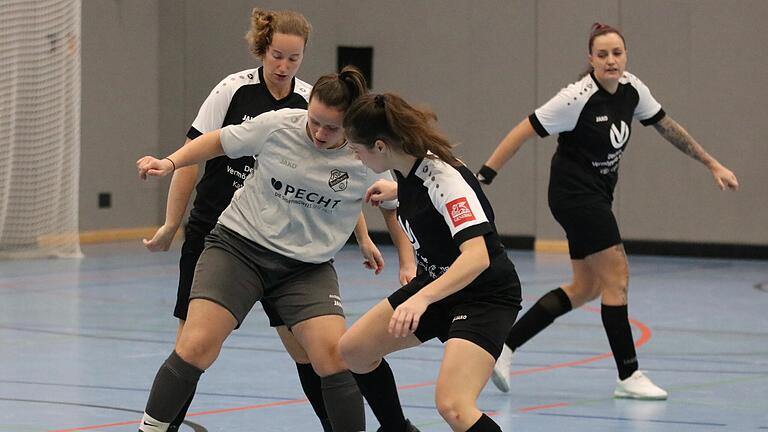 Dreikönigsturnier in Römershag       -  Szene aus dem Frauen-Turnier mit Akteuren der SG Schönderling/Schondra/Thulba (dunkle Trikots) im Spiel gegen Bastheim.