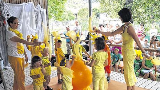 Der Jahreskreis: Viel Beifall gab es für die Kinder der Tagesstätte beim Sommerfest. Der Jahreskreis: Viel Beifall gab es für die Kinder der Tagesstätte beim Sommerfest.