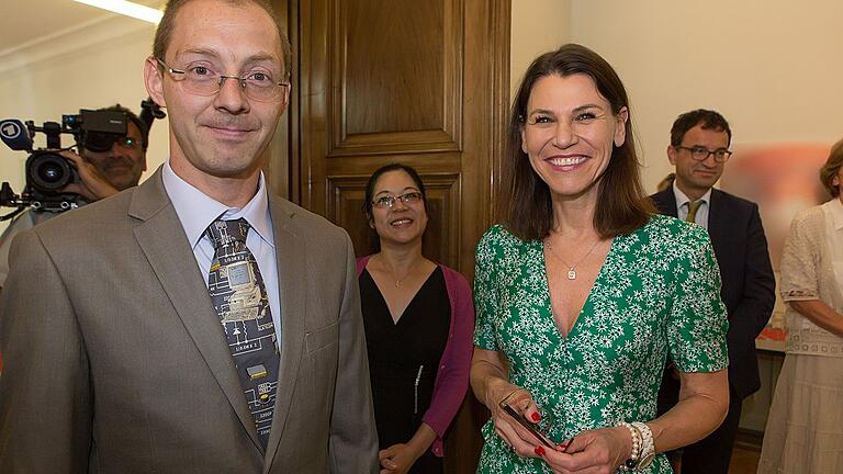 Dr. Rainer Koch, erster bayerischer &bdquo;Verbunddoktor&rdquo;, mit Wissenschaftsministerin Marion Kiechle bei der Verleihung der Doktorwürde in München.