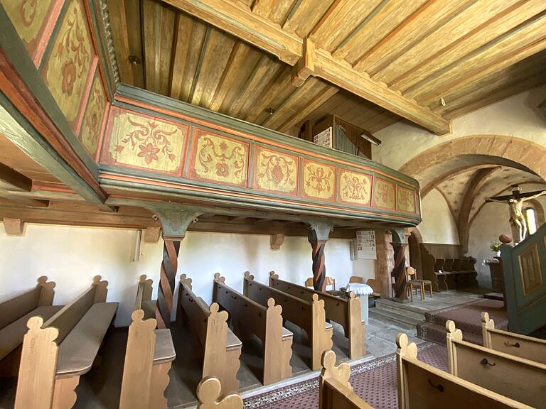 Die evangelische Kirche St. Wendelin steht erhöht über Bettenfeld und hat einen massiven Wehrturm. Sie geht auf das 13. Jahrhundert zurück. Die evangelische Kirche St. Wendelin steht erhöht über Bettenfeld und hat einen massiven Wehrturm. Sie geht auf das 13. Jahrhundert zurück.