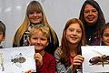 Arbeiten wie die Wissenschaftler: Bei der Kinder-Uni lernten (vorne von links) Justin Schmitt, Jakob Zwierlein, Sophie Abele und Jessica Wetzel mit Kursleiterin Nina Schmitt (links) und Initiatorin Petra Bieber vieles über Bienen und den Umgang mit dem Computer.