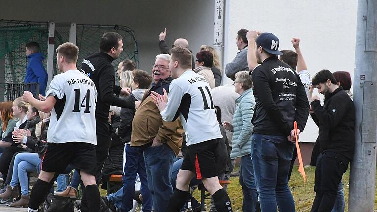 Der DJK-SV Premich hat Grund zur Freude. Nach längerem Hin und Her konnte der Vorstand komplett besetzt werden. Als eine gute Lösung wurde bei der Jahreshauptversammlung die Spielvereinigung mit Langenleiten bezeichnet. Hopf       -  Der DJK-SV Premich hat Grund zur Freude. Nach längerem Hin und Her konnte der Vorstand komplett besetzt werden. Als eine gute Lösung wurde bei der Jahreshauptversammlung die Spielvereinigung mit Langenleiten bezeichnet. Hopf