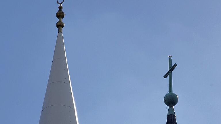 Minarett und Kirche - Können Islam und Christentum nebeneinander existieren? Minarett und Kirche - Können Islam und Christentum nebeneinander existieren?