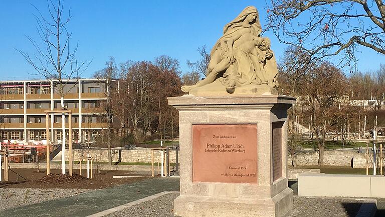 Das kürzlich restaurierte Kartoffeldenkmal an der Rottendorfer Straße ist das Wahrzeichen des neuen Sinnesgartens auf dem Gelände der Landesgartenschau von 2018. Das kürzlich restaurierte Kartoffeldenkmal an der Rottendorfer Straße ist das Wahrzeichen des neuen Sinnesgartens auf dem Gelände der Landesgartenschau von 2018.