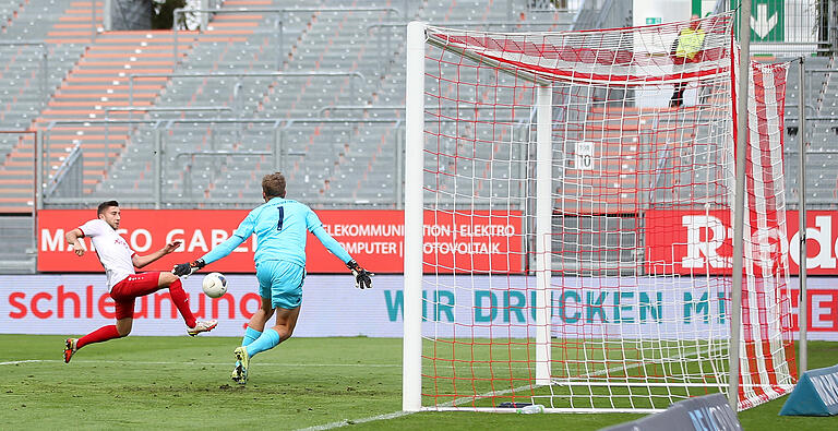 Der erste Streich: Dominik Meisel überwindet Fürths Torhüter Lasse Schulz und erzielt das 1:0 für die Würzburger Kickers. Der erste Streich: Dominik Meisel überwindet Fürths Torhüter Lasse Schulz und erzielt das 1:0 für die Würzburger Kickers.