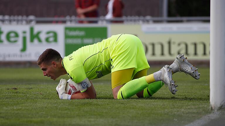 Keeper André Koob (hier im Hinspiel gegen Eintracht Bamberg im Juli 2022) hielt die Würzburger mit seinen Paraden lange im Spiel. Keeper André Koob (hier im Hinspiel gegen Eintracht Bamberg im Juli 2022) hielt die Würzburger mit seinen Paraden lange im Spiel.