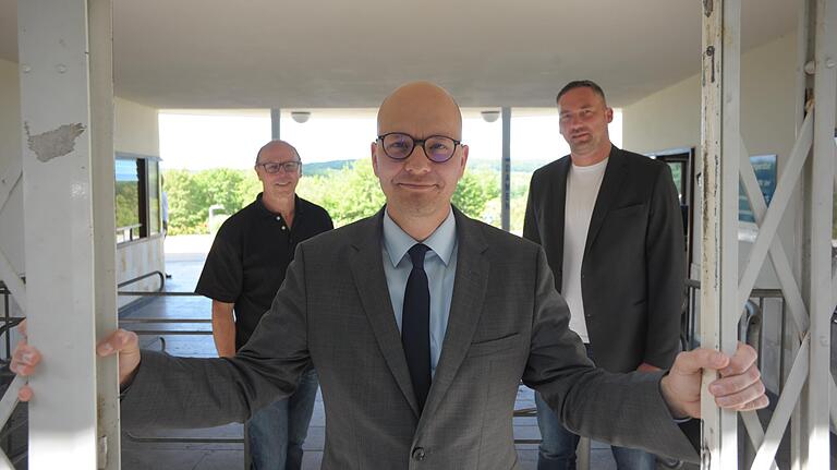 Aufmachen werden OB Dirk Vogel (Mitte), Betriebsleiter Roland Bühner (links hinten) und der bei der Stadt für Liegenschaften zuständige Referatsleiter Maik Schmeller (rechts) das Terrassenschwimmbad am Freitag, 26. Juni. Aufmachen werden OB Dirk Vogel (Mitte), Betriebsleiter Roland Bühner (links hinten) und der bei der Stadt für Liegenschaften zuständige Referatsleiter Maik Schmeller (rechts) das Terrassenschwimmbad am Freitag, 26. Juni.