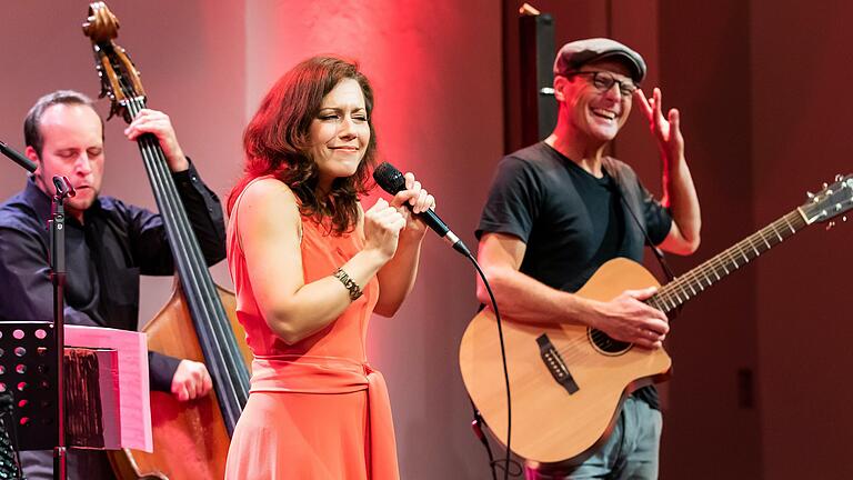 Kultur und Bildung kosten Geld: Das hat der Kitzinger Stadtrat bei der Umstrukturierung der Volkshochschule mit einem weitreichenden Beschluss gewürdigt. Unser Foto zeigt ein Konzert von 'Moi et les Autres' am 3. Oktober 2020 in der Alten Synagoge in Kitzingen.