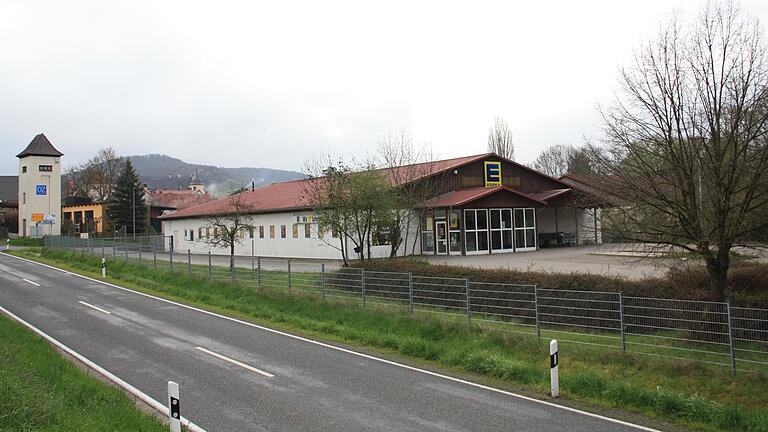 Ende März hat der bisherige Edeka-Markt in Oberschwarzach geschlossen. Jetzt ist in der Gemeinde ein möglicher Dorfladen im Gespräch. Als möglicher Standort hierfür bietet sich der bisherige Einkaufsmarkt am Ortsausgang Richtung Bimbach an.