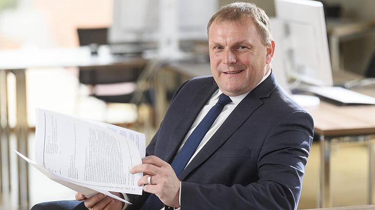 Thomas Eberth, der neue Landrat von Würzburg, am Sonntagabend in Kürnach beim Studieren der ersten Wahlergebnisse.