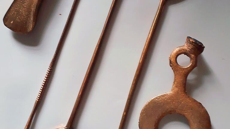 Kopien aus Bronze, wie sie in Hügelgräbern gefunden wurden, werden demnächst im Stettener Nachbau eines Hügelgrabes gezeigt. Kopien aus Bronze, wie sie in Hügelgräbern gefunden wurden, werden demnächst im Stettener Nachbau eines Hügelgrabes gezeigt.