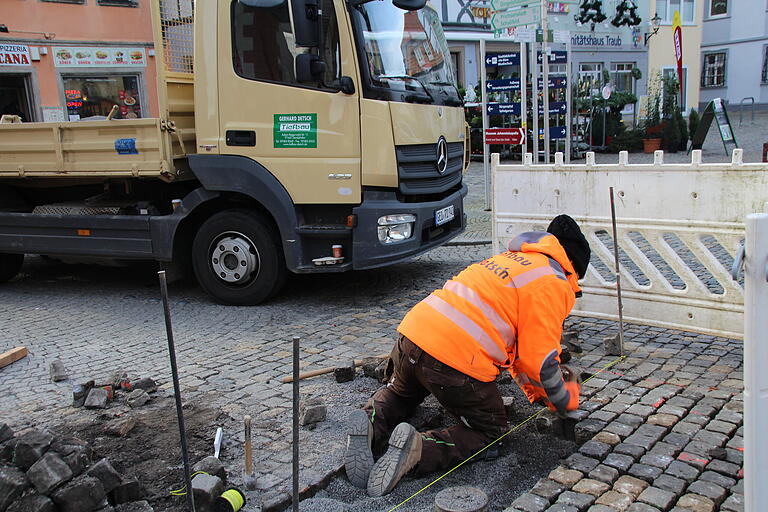 In den zurückliegenden Jahren wurden auf dem Gerolzhöfer Marktplatz, wie auf diesem Bild aus dem Jahr 2018 zu sehen, immer nur die gröbsten Schäden am Pflaster notdürftig behoben. Eine grundlegende Sanierung ist mehr als nötig. In den zurückliegenden Jahren wurden auf dem Gerolzhöfer Marktplatz, wie auf diesem Bild aus dem Jahr 2018 zu sehen, immer nur die gröbsten Schäden am Pflaster notdürftig behoben. Eine grundlegende Sanierung ist mehr als nötig.