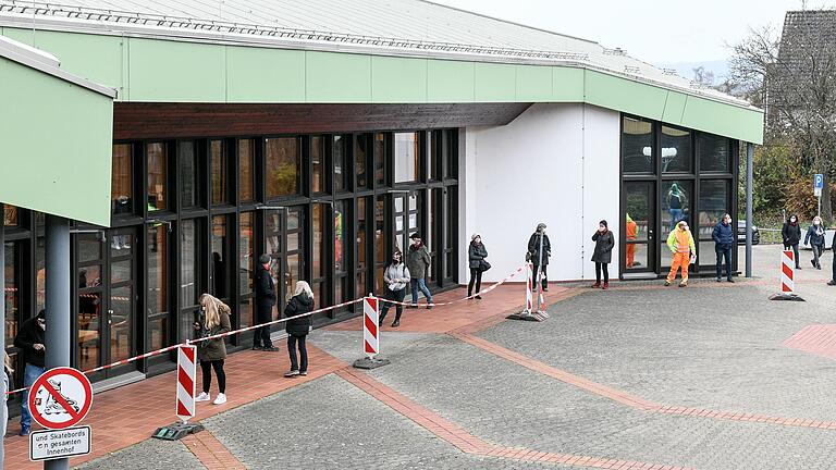 Die Warteschlangen vor dem neuen Impfzentrum in der Margarethenhalle von Margetshöchheim werden auch in der kommenden Woche nicht abreißen.