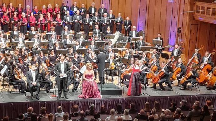 Daniel Schmutzhardt, Thomas Blondell (für den erkrankten Benjamin Bruns eingesprungen), Annette Dasch und Schauspielerin Christine Neubauer (v.l.) vor dem hr Sinfonieorchester und der Katholischen Kantorei Bad Kissingen auf der Bühne des vollen Ma...       -  Daniel Schmutzhardt, Thomas Blondell (für den erkrankten Benjamin Bruns eingesprungen), Annette Dasch und Schauspielerin Christine Neubauer (v.l.) vor dem hr Sinfonieorchester und der Katholischen Kantorei Bad Kissingen auf der Bühne des vollen Max Littmann-Saals. Foto: Susanne Will