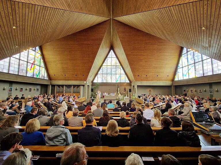In der modernen Zeltdachkirche in Euerbach, 1970 eingeweiht, sind die Bänke der Gottesdienstbesucher um den Altar gruppiert. In der modernen Zeltdachkirche in Euerbach, 1970 eingeweiht, sind die Bänke der Gottesdienstbesucher um den Altar gruppiert.