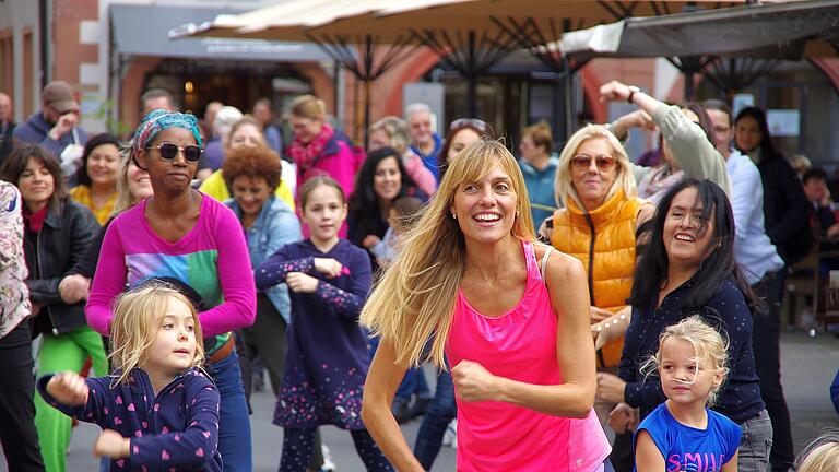 Der Flashmob beim Auftritt auf dem Marktplatz, im Vordergrund Julia Robertson-Honsel.       -  Der Flashmob beim Auftritt auf dem Marktplatz, im Vordergrund Julia Robertson-Honsel.