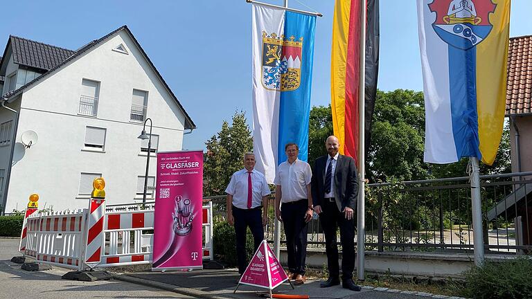 Thomas Weigand (Kommunalberater Glasfaser - Deutsche Telekom Technik), Wolfgang Seifert (Bürgermeister der Gemeinde Wülfershausen a. d. Saale) und Frank Reichert (Landkreis Rhön-Grabfeld - Stabsstelle Kreisentwicklung) nach der Vertragsunterzeichnung vom Sommer dieses Jahres zur letzten Ausbaustufe der Glasfaserversorgung in der Gemeinde Wülfershausen.