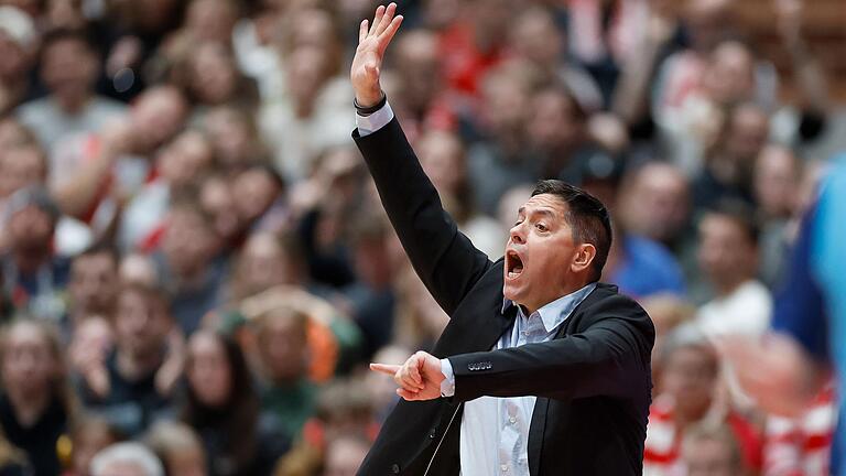 Würzburgs Headcoach Sasa Filipovski (Wuerzburg Baskets) in der tectake Arena.