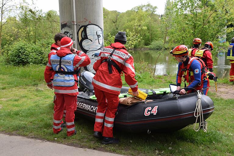 Rettungsboote wurden unterhalb des Sebastian-Kneipp-Stegs zu Wasser gelassen.