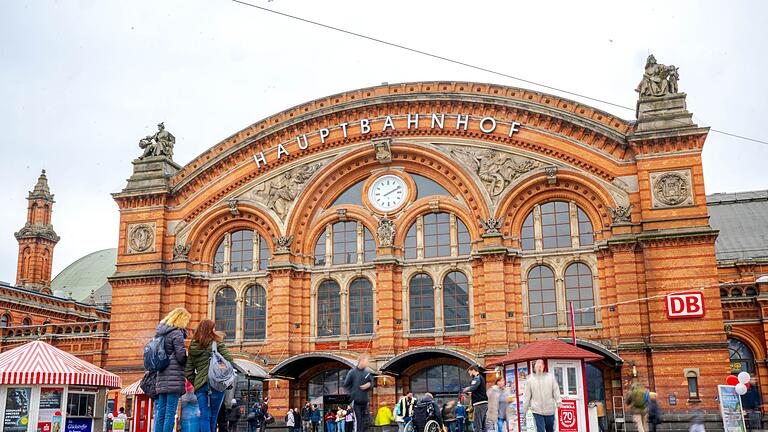 Bremer Hauptbahnhof       -  Der Zugverkehr zwischen Hamburg und Bremen läuft wieder. (Symbolbild)