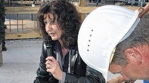 Mit drei Hammerschlägen zementierte Bürgermeisterin Schmidt-Neder die Kapsel mit zeitgeschichtlichen Dokumenten in den Grundstein ein.