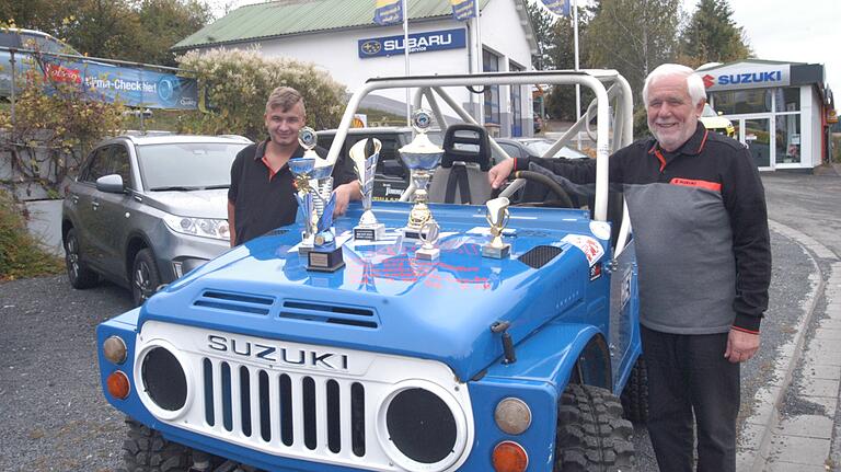 Die Trophäen-Ausbeute einer Rennsaison. Helmut Hey (rechts) aus Waltershausen holte sich mit seinem Geländewagen den Mitteldeutschen Offroad-Cup. Links Co-Pilot Tim Beyer.