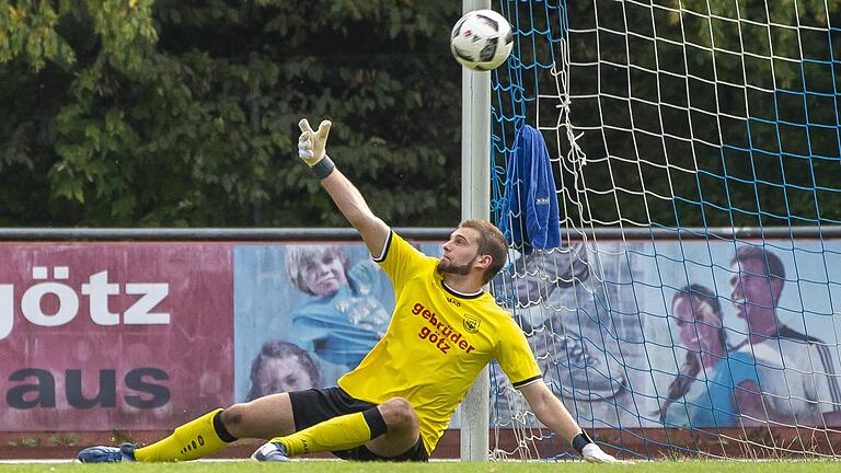 Höchbergs Torwart Tobias Weihs ist schon am Boden, als der Ball über ihm ins Netz fliegt. Zu viele Gegentore, zu wenige Punkte: Das gilt in dieser Saison für fast alle Fußball-Landesligisten aus Stadt und Landkreis Würzburg. Die Sorge um den Klassenerhalt geht auf den Sportplätzen um.