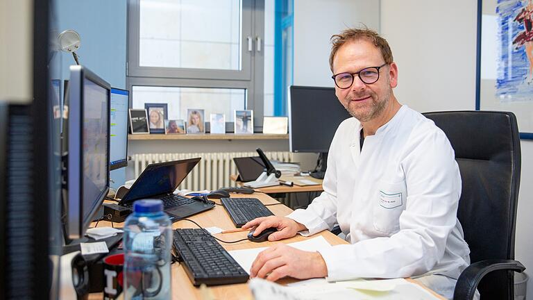 Ärztlicher Direktor Matthias Held in seinem Büro in der Missio-Klinik (seit 2017 zusammen mit dem Juliusspital unter dem Dach des Klinikums Würzburg Mitte).&nbsp;