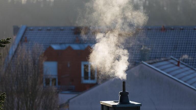 Im Oktober werden in Würzburger Häusern die ersten Heizungen angeschaltet, wenn die Temperaturen sinken.