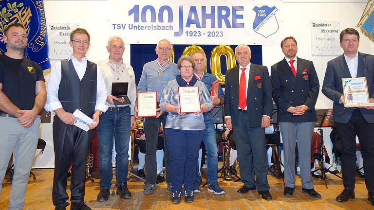 Till von Franken: Die höchste Auszeichnung des Fastnacht-Verbandes Franken e.V erhielten Michael Schneider, Gottfried Handwerker, Margot Büttner und Bernhard Englert. Das Bild zeigt (von links): TSV-Vorsitzenden Thomas Englert, Conferencier und Leiter der Faschingsabteilung, Dietmar Hesselbach, die Geehrten Michael Schneider, Gottfried Handwerker, Margot Büttner und Bernhard Englert, Klaus Mültner, Tobias Brand (Fastnacht-Verband Franken) sowie Schirmherr und neuer Ehrenfosenöchter Sandro Kirchner. Till von Franken: Die höchste Auszeichnung des Fastnacht-Verbandes Franken e.V erhielten Michael Schneider, Gottfried Handwerker, Margot Büttner und Bernhard Englert. Das Bild zeigt (von links): TSV-Vorsitzenden Thomas Englert, Conferencier und Leiter der Faschingsabteilung, Dietmar Hesselbach, die Geehrten Michael Schneider, Gottfried Handwerker, Margot Büttner und Bernhard Englert, Klaus Mültner, Tobias Brand (Fastnacht-Verband Franken) sowie Schirmherr und neuer Ehrenfosenöchter Sandro Kirchner.