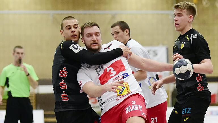 Benedikt Kleinhenz (am Ball) und der HSC Bad Neustadt kamen gegen den HSC Coburg II nicht ins Spiel und müssen nach der klaren Heimniederlage um den Einzug in die Aufstiegsrunde bangen. Rechts Coburgs sechsfacher Torschütze Janis Pavels Valkovskis, der Sohn des früheren HSC-Spielers und Trainers Margots Valkovskis. Benedikt Kleinhenz (am Ball) und der HSC Bad Neustadt kamen gegen den HSC Coburg II nicht ins Spiel und müssen nach der klaren Heimniederlage um den Einzug in die Aufstiegsrunde bangen. Rechts Coburgs sechsfacher Torschütze Janis Pavels Valkovskis, der Sohn des früheren HSC-Spielers und Trainers Margots Valkovskis.