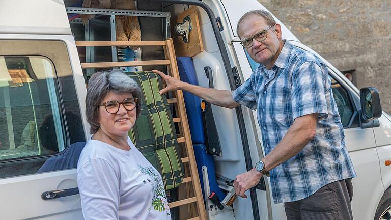 Heike Henn und Manfred Korn packen das Auto so, dass möglichst wenig Platz ungenutzt bleibt und sie viele ihrer Spenden mit in das vom Hochwasser 2021 betroffene Gebiet nehmen können. Heike Henn und Manfred Korn packen das Auto so, dass möglichst wenig Platz ungenutzt bleibt und sie viele ihrer Spenden mit in das vom Hochwasser 2021 betroffene Gebiet nehmen können. 