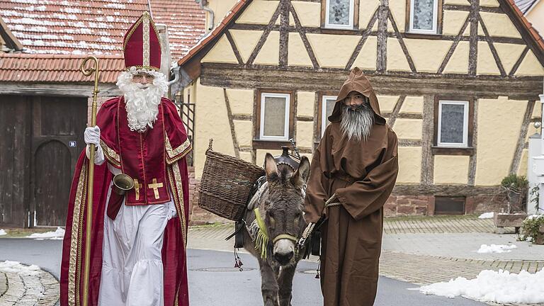Begleitet vom Knecht Ruprecht und einem Esel besuchte der Neubrunner Nikolaus 2020 „corona-konform“ die Kinder im Ort. Mittlerweile zieht Udo Pfreundschuh auf Einladung wieder von Haus zu Haus und beschenkt die Kinder in den Wohnzimmern. Begleitet vom Knecht Ruprecht und einem Esel besuchte der Neubrunner Nikolaus 2020 „corona-konform“ die Kinder im Ort. Mittlerweile zieht Udo Pfreundschuh auf Einladung wieder von Haus zu Haus und beschenkt die Kinder in den Wohnzimmern.
