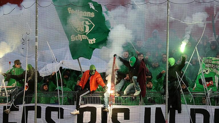 Einige 'Fans' des FC 05 Schweinfurt fielen beim Derby in Würzburg aus der Rolle: Den Verein trifft jetzt eine drastische Strafe.