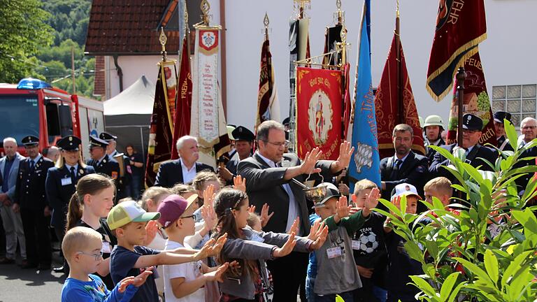 Diakon Manfred Müller (Mitte) segnete das neue Fahrzeug der Untererthaler Feuerwehr mit den Jüngsten der kürzlich gegründeten Kinderfeuerwehr.       -  Diakon Manfred Müller (Mitte) segnete das neue Fahrzeug der Untererthaler Feuerwehr mit den Jüngsten der kürzlich gegründeten Kinderfeuerwehr.