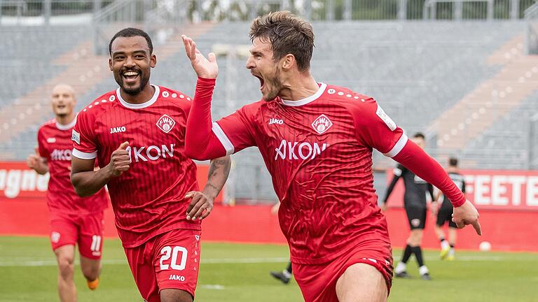 Können die Würzburger Kickers mit Benjamin Girth (rechts) und Fabrice Montcheu auch im Derby gegen Schweinfurt jubeln?