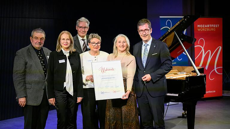 Übergabe der Schenkungsurkunde: Der Vorstand des Freundeskreises mit Vorsitzendem Franz Erich Kollroß, Esther Knemeyer, Thomas Fischer und Sabine Unckell, Mozartfest-Indendantin Evelyn Meining und OB Christian Schuchardt (von links). Übergabe der Schenkungsurkunde: Der Vorstand des Freundeskreises mit Vorsitzendem Franz Erich Kollroß, Esther Knemeyer, Thomas Fischer und Sabine Unckell, Mozartfest-Indendantin Evelyn Meining und OB Christian Schuchardt (von links). 