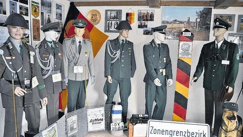 Ein Haus voller Uniformen: Bei Manfred Greck in Ostheim dominiert das Militärische im Wohnhaus.