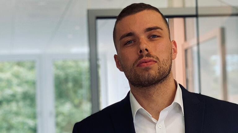 Der Diplom-Jurist Henrik Eibenstein ist wissenschaftlicher Mitarbeiter mit Lehrprofessur für Öffentliches Recht am Institut für Staats- und Verwaltungsrecht der Würzburger Julius Maximilians-Universität Der Diplom-Jurist Henrik Eibenstein ist wissenschaftlicher Mitarbeiter mit Lehrprofessur für Öffentliches Recht am Institut für Staats- und Verwaltungsrecht der Würzburger Julius Maximilians-Universität