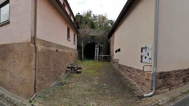 Der ehemalige Brauereikeller zwischen den Häusern Schlossstraße 16 und 20       -  Der ehemalige Brauereikeller zwischen den Häusern Schlossstraße 16 und 20