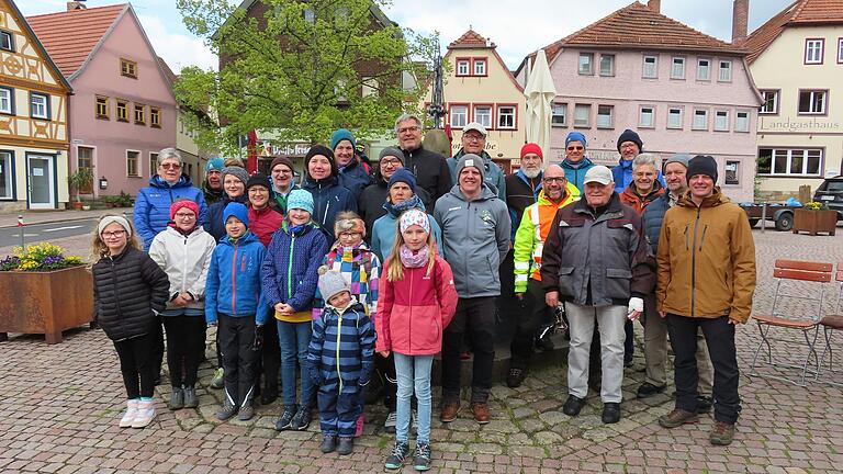 Nach der Sammelaktion stellte sich ein Teil der Bischofsheimer Helfer zum Erinnerungsbild, rechts Tobias Rehm, Initiator der Aktion.