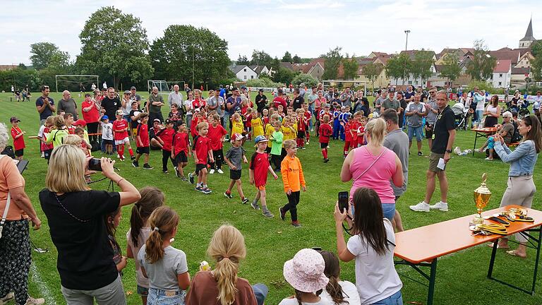 So ähnlich wie beim Sportfest im vergangenen Jahr werden nach jedem Turnier für Kinder unter sieben, neun und elf Jahren auch diesmal die Siegerehrungen stattfinden. Matthias Kistner (links neben dem Pokal) organisiert das jährliche Sportfest in Gramschatz.