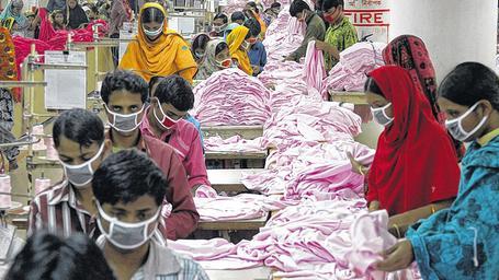 Umdenken: Frauen und Männer in einer Textilfabrik in Gazipur, einem Vorort der Hauptstadt Dhaka in Bangladesch. Nach zwei Katastrophen mit vielen Toten sind die Fabriken unter Druck.DPA Umdenken: Frauen und Männer in einer Textilfabrik in Gazipur, einem Vorort der Hauptstadt Dhaka in Bangladesch. Nach zwei Katastrophen mit vielen Toten sind die Fabriken unter Druck.DPA