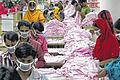 Umdenken: Frauen und Männer in einer Textilfabrik in Gazipur, einem Vorort der Hauptstadt Dhaka in Bangladesch. Nach zwei Katastrophen mit vielen Toten sind die Fabriken unter Druck.DPA