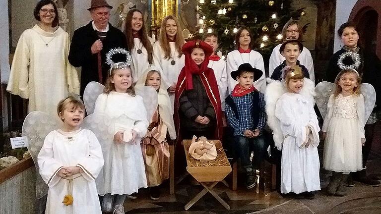 Kinderkrippenfeier       -  (ret)   An Heiligabend haben Himmelstadter Kinder unter Leitung des Kinderkirche-Teams mit Ulrike Flach, Angelika Gehrsitz, Gemeindereferentin Martina Röthlein und Diakon Erwin Heim ein Krippenspiel in der Kinderkrippenfeier aufgeführt. In dem Gottesdienst mit Pastoralreferentin Claudia Jung wurde für die Besucher erfahrbar, dass das große Fest der Geburt Jesus Christus nun ganz nahe ist. Die Kinder stellten diese Botschaft des Weihnachtsevangelium mit viel Engagement und Freude dar. Sie wurden dabei musikalisch von Ottmar Joa a der Gitarre unterstützt.