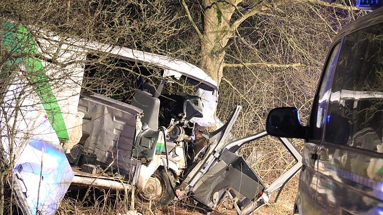 Verfolgungsjagd endet in schwerem Unfall       -  Auf der Flucht vor der Polizei baute am Freitagabend ein 40-jähriger Autofahrer aus dem Landkreis Haßberge bei Appendorf (Lkr. Bamberg) einen schweren Unfall, bei dem er und sein Beifahrer schwer verletzt wurden. Foto: Merzbach/News5